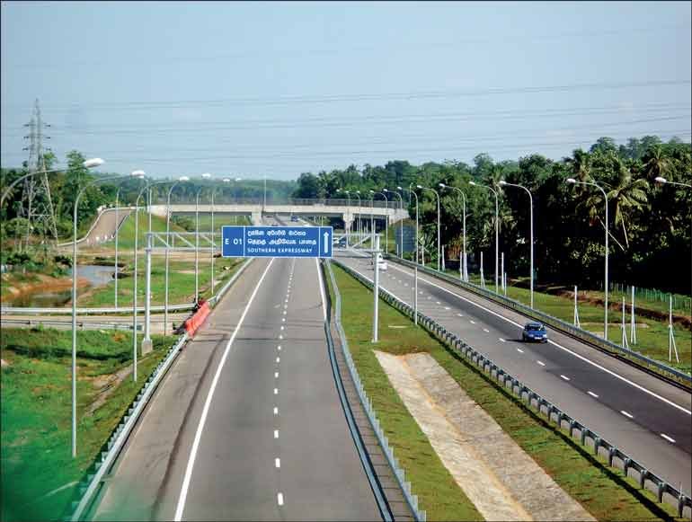 All vehicles on Southern Expressway towards Matara must exit at Pinnaduwa interchange due to a toppled lorry blocking the road.